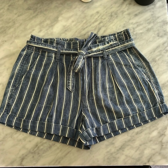 American Eagle striped trouser short with waist tie accent ribbon. Size 6 - Picture 1 of 6